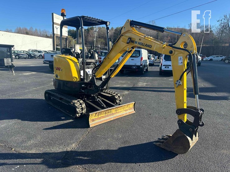 2020-new-holland-e26c-image-5