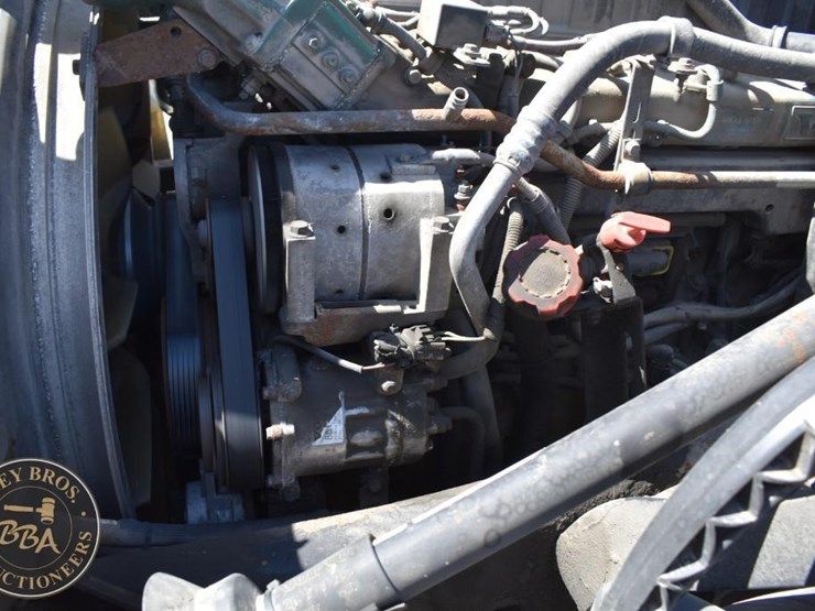 2005-volvo-vnl64t670-image-33