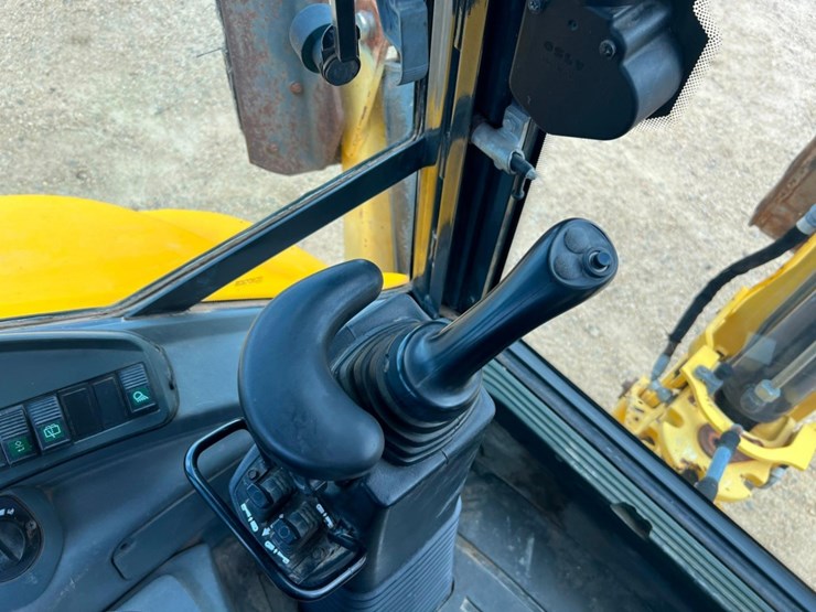 2011-new-holland-b95b-image-30