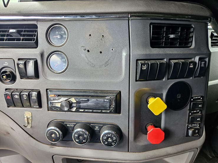 2016-peterbilt-579-image-46