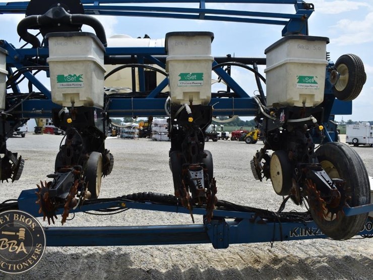2005-kinze-3600-image-15