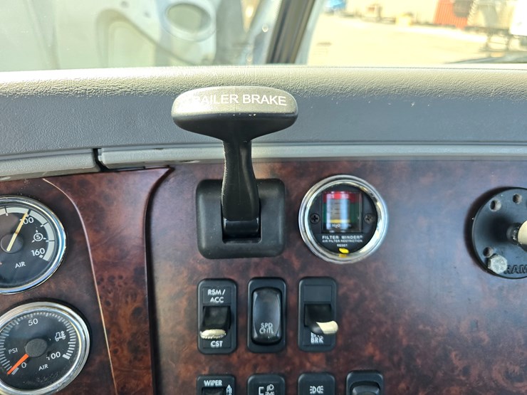 2020-freightliner-columbia-120-image-86