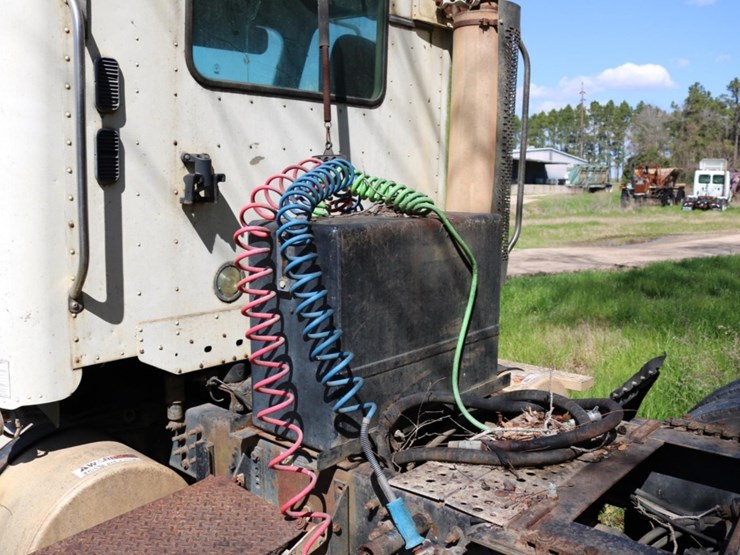 2007-freightliner-columbia-120-image-4