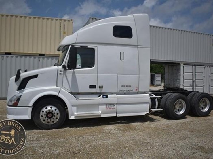 2014-volvo-vnl64t670-image-2