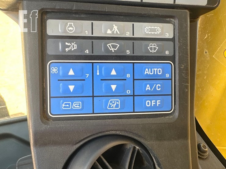2021-komatsu-pc210-lc-11-image-31