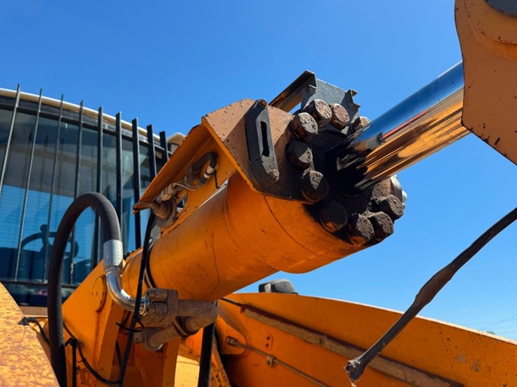 2011-liebherr-l586-image-53