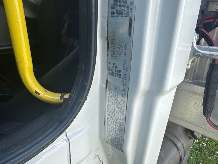 2003-freightliner-fl80-image-33