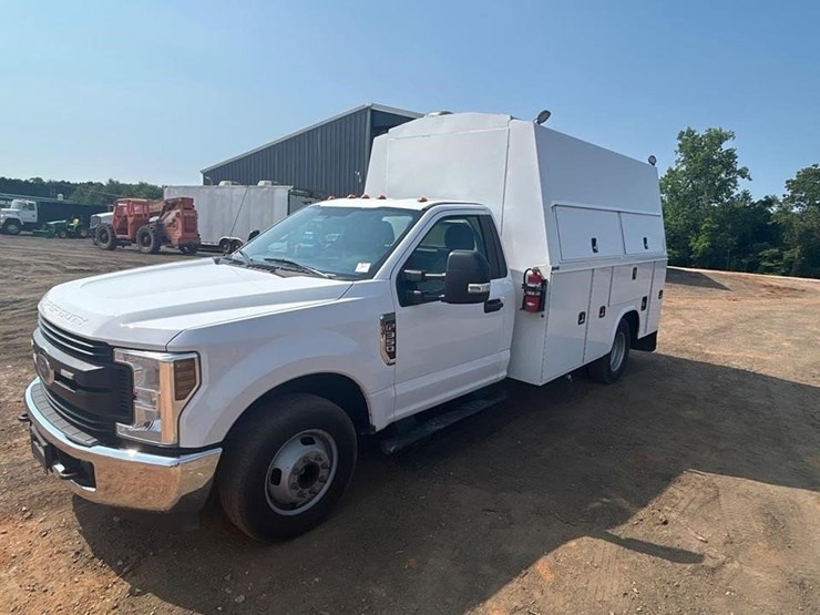 2020-ford-f350-xl-image-1