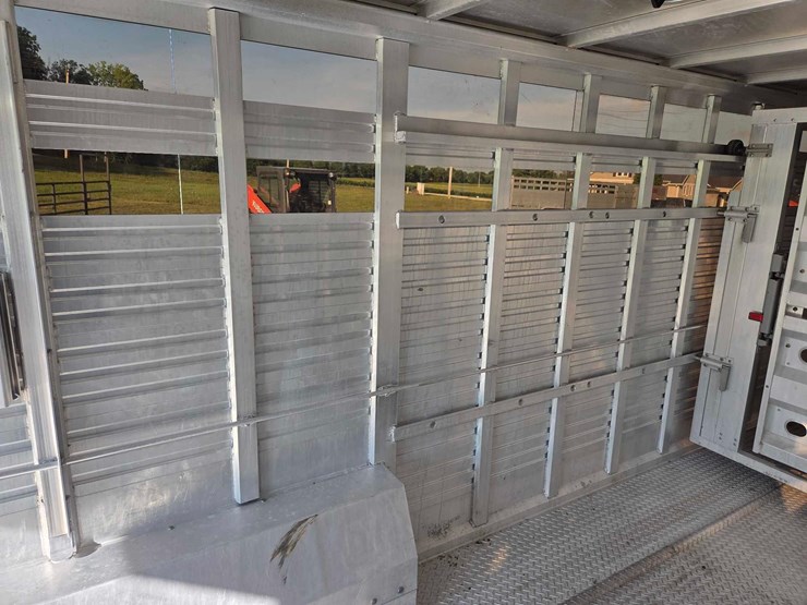 2017-8'x24'-eby-aluminum-livestock-trailer-image-54