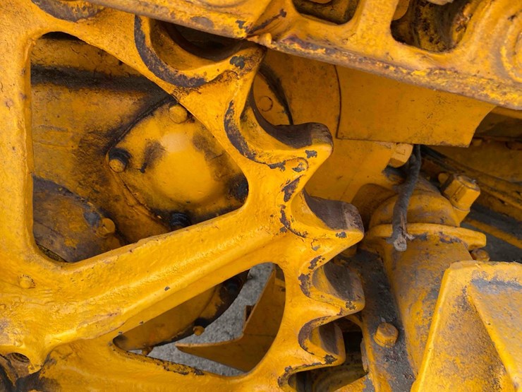caterpillar-22-ag-crawler-image-19