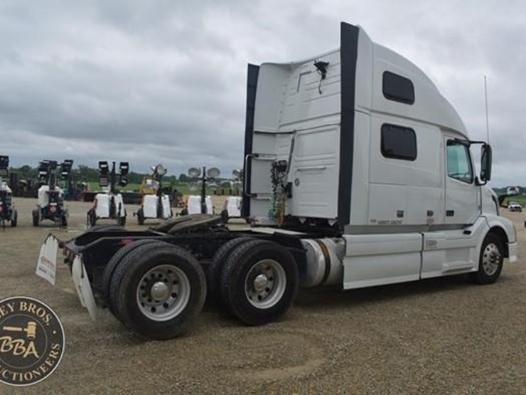 2014-volvo-vnl64t670-image-6