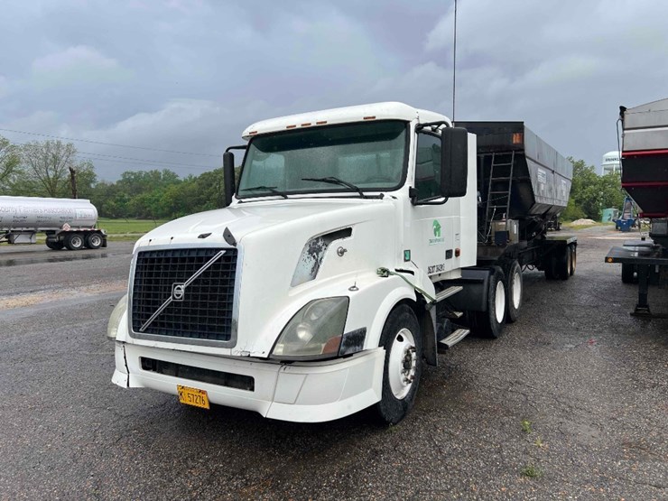 2006-volvo-vnl-image-1