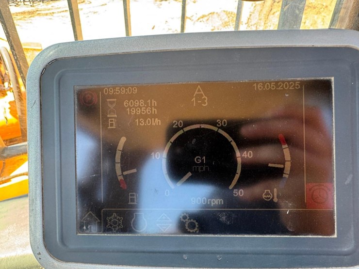 2011-liebherr-l586-image-56
