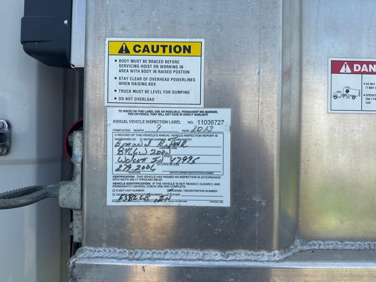 2003-freightliner-fl80-image-43
