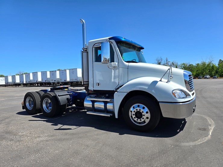 2020-freightliner-columbia-120-image-46
