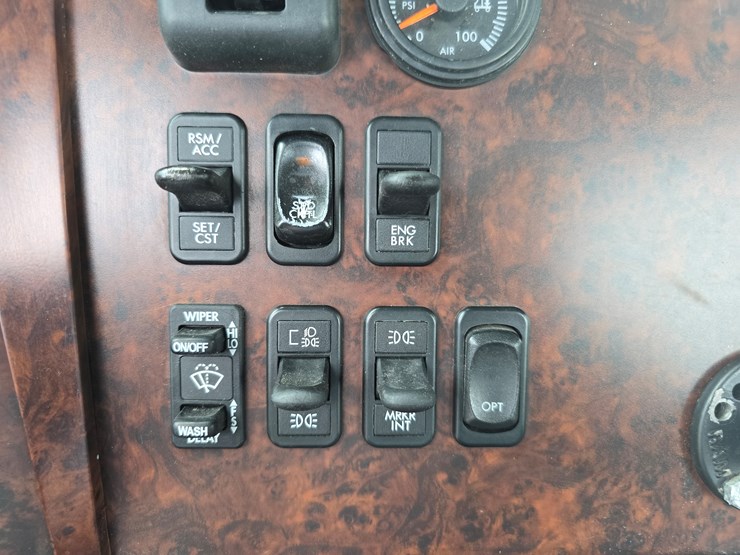 2018-freightliner-columbia-120-image-65