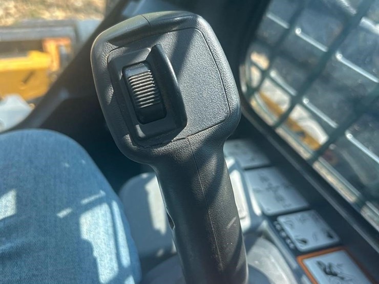 deere-320g-image-16
