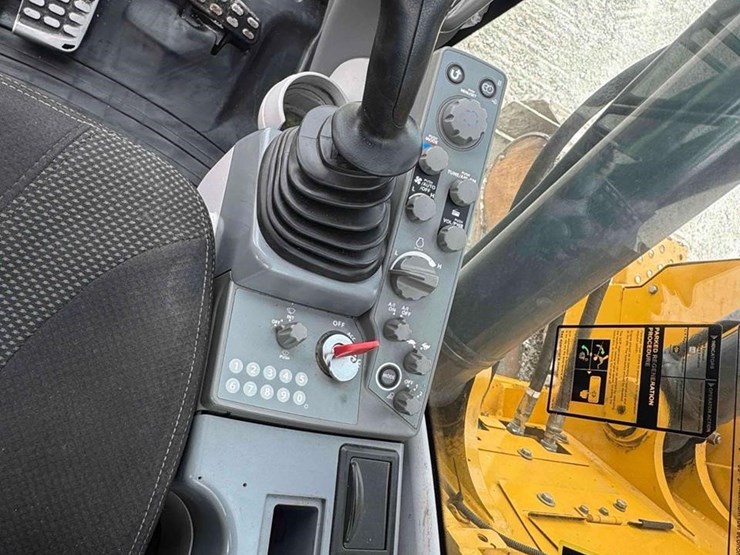 2021-deere-245g-lc-image-14