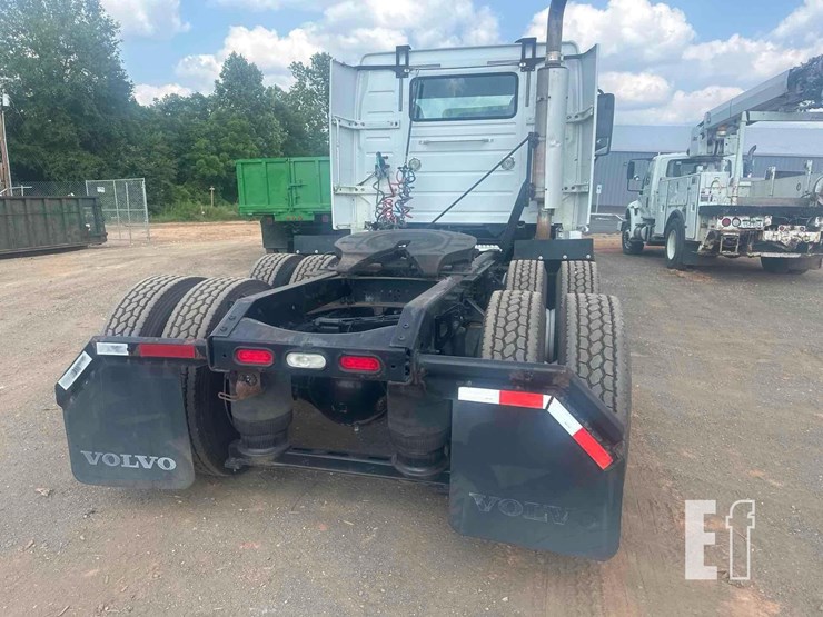 2008-volvo-vnl64t300-image-25
