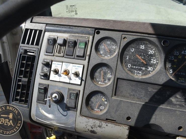 1999-freightliner-fl60-image-62