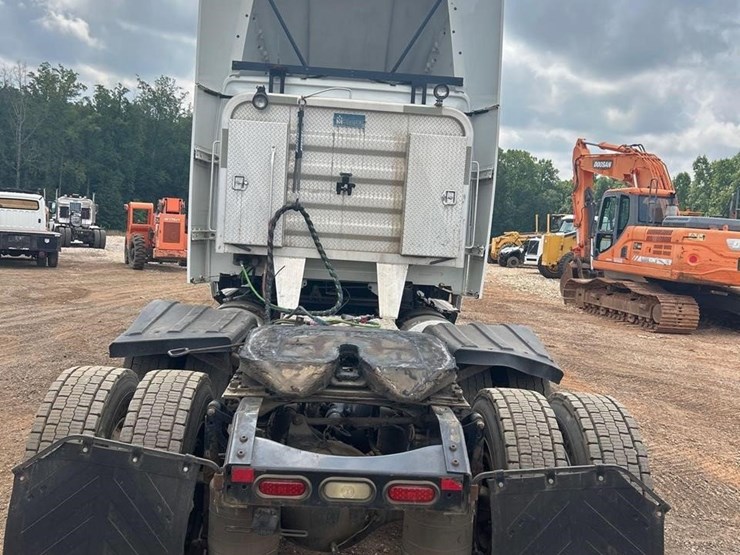 2016-volvo-vnl64t630-image-23