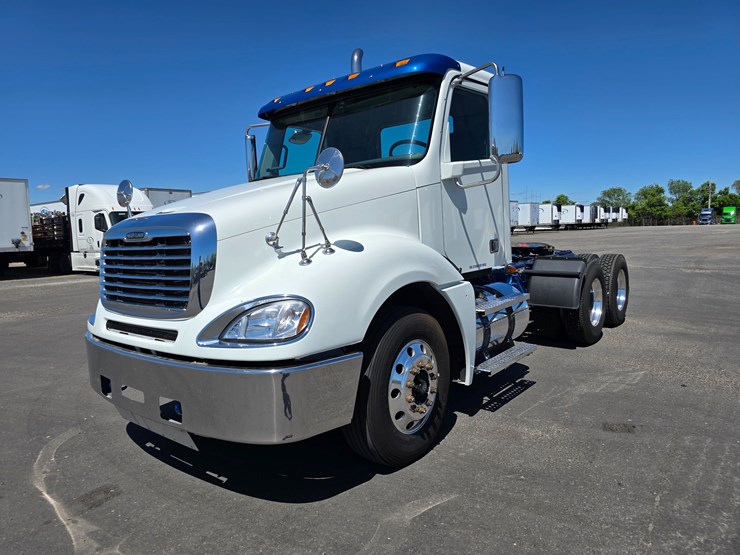 2020-freightliner-columbia-120-image-4