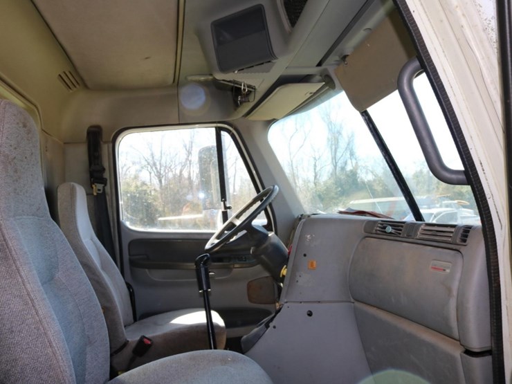 2007-freightliner-columbia-120-image-12