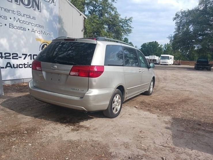2005-toyota-sienna-image-8