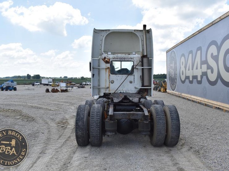 1999-freightliner-fld112-image-15