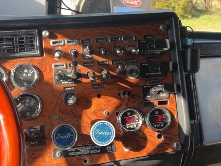 2000-peterbilt-379-image-17