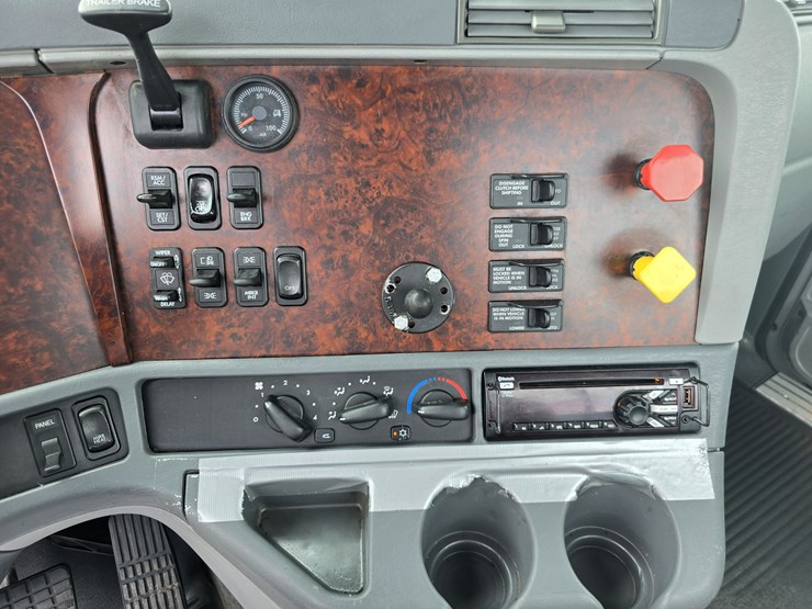 2018-freightliner-columbia-120-image-62