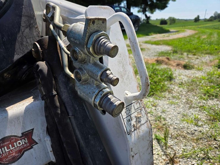 2015-bobcat-s450-skid-steer-image-15