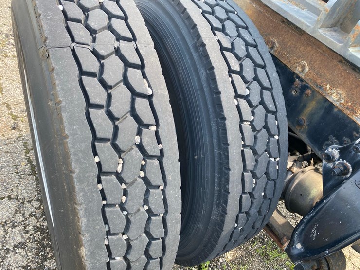 1998-freightliner-fl70-image-38