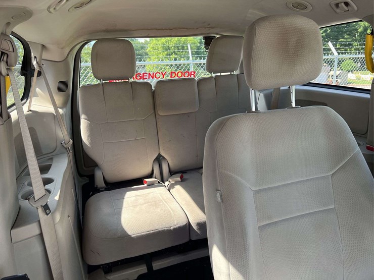 2012-dodge-grand-caravan-image-17