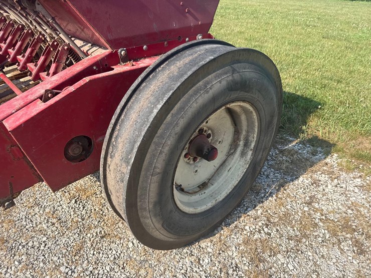 18x7-ih-510-grain-drill-image-13
