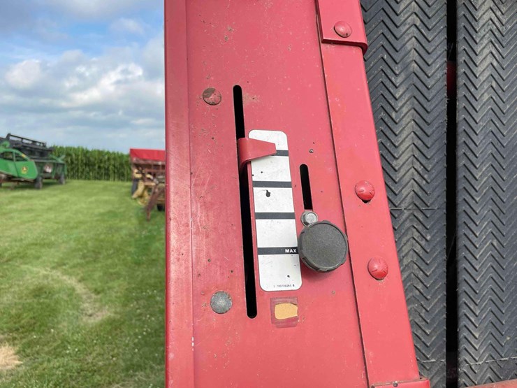 case-8430-round-baler-image-15