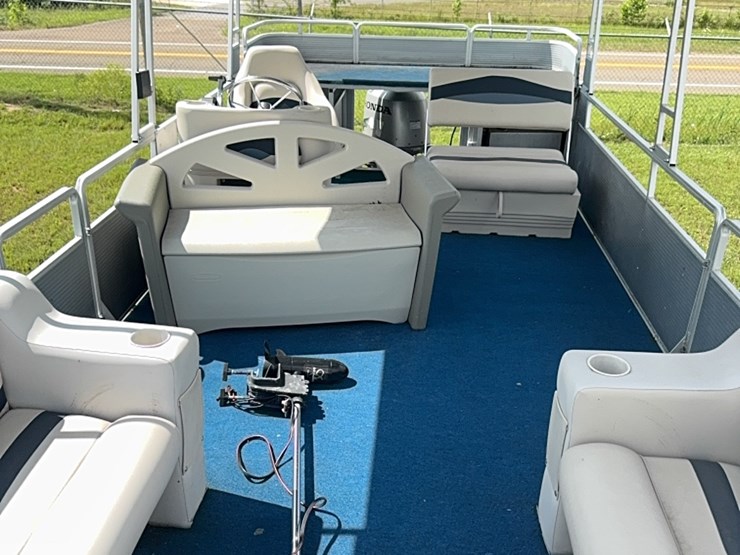 28-foot-pontoon-boat-image-12