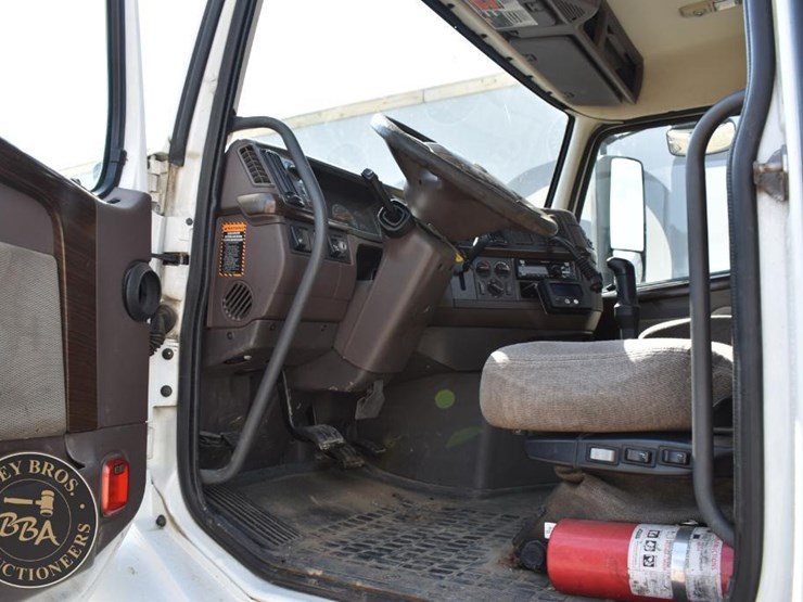 2015-volvo-vnm64t200-image-44