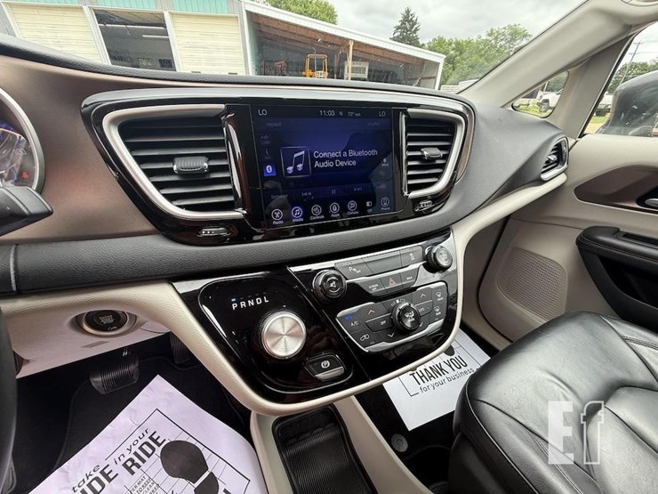 2017-chrysler-pacifica-image-11