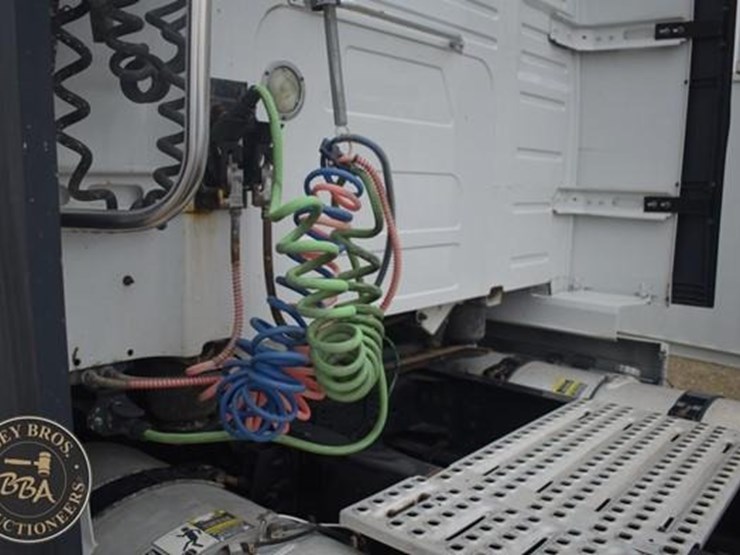 2014-volvo-vnl64t670-image-20