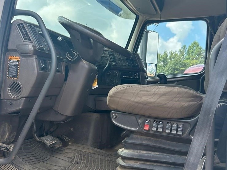 2016-volvo-vnl64t630-image-38