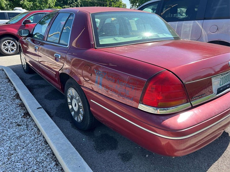 2003-ford-crown-victoria-image-8