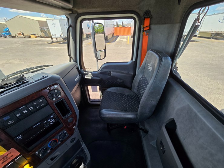 #16603-•-2016-mack-cxu613-day-cab-image-72