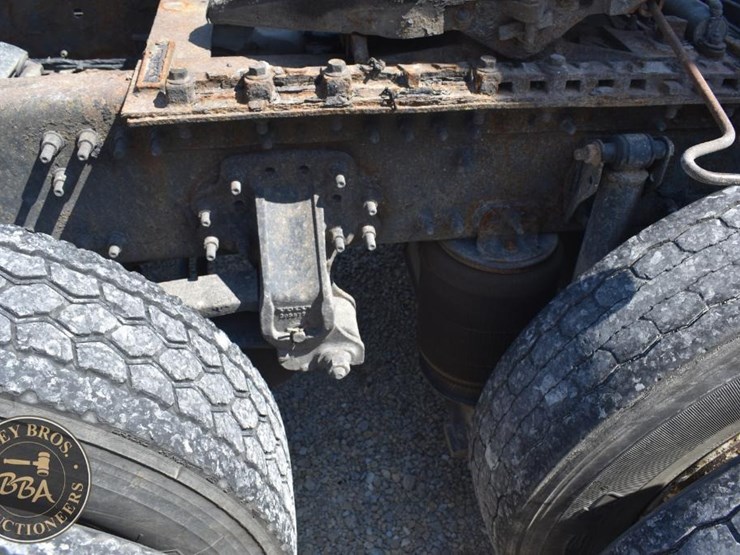 2005-volvo-vnl64t670-image-51