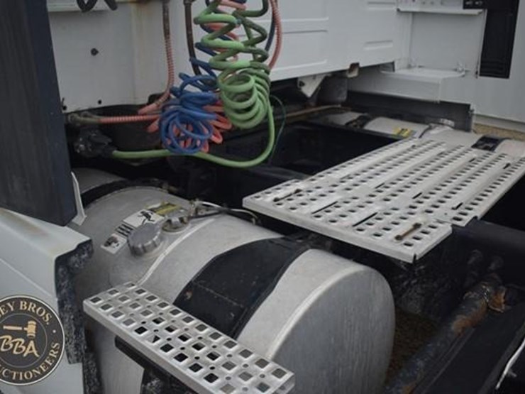 2014-volvo-vnl64t670-image-19