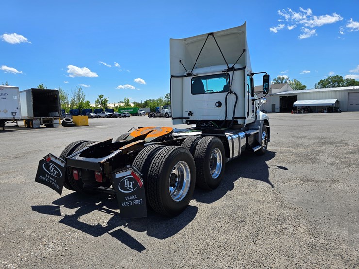 #16603-•-2016-mack-cxu613-day-cab-image-15