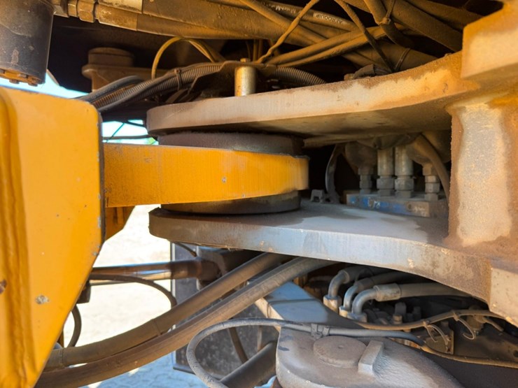 2011-liebherr-l586-image-36