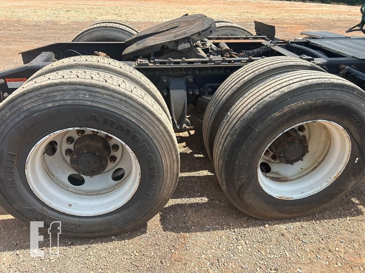 2001-freightliner-century-120-image-21