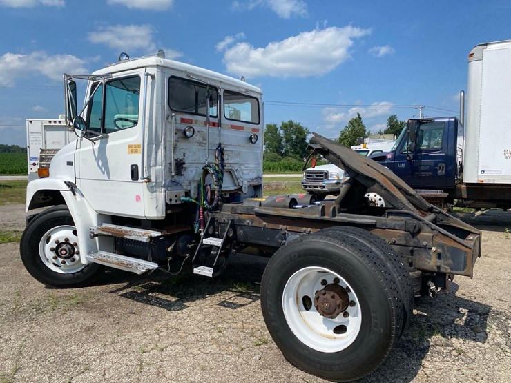 1998-freightliner-fl70-image-6