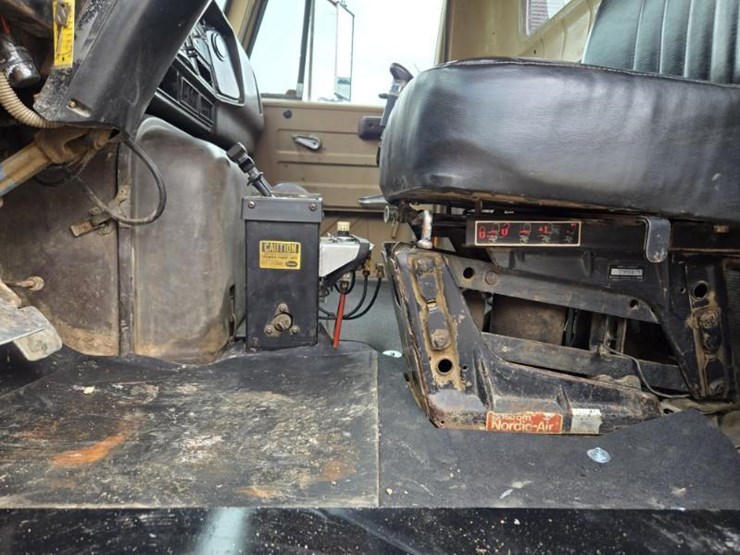 1981-international-f2674-tandem-axle-grain-truck-w/tag-axle*updated-8/4/25*-image-32